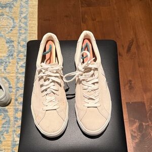 100% authentic Veja men’s size US 7 (EU 40) crème colored shoes.